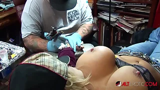 Shyla Stylez gets tattooed while playing with the brush bosom